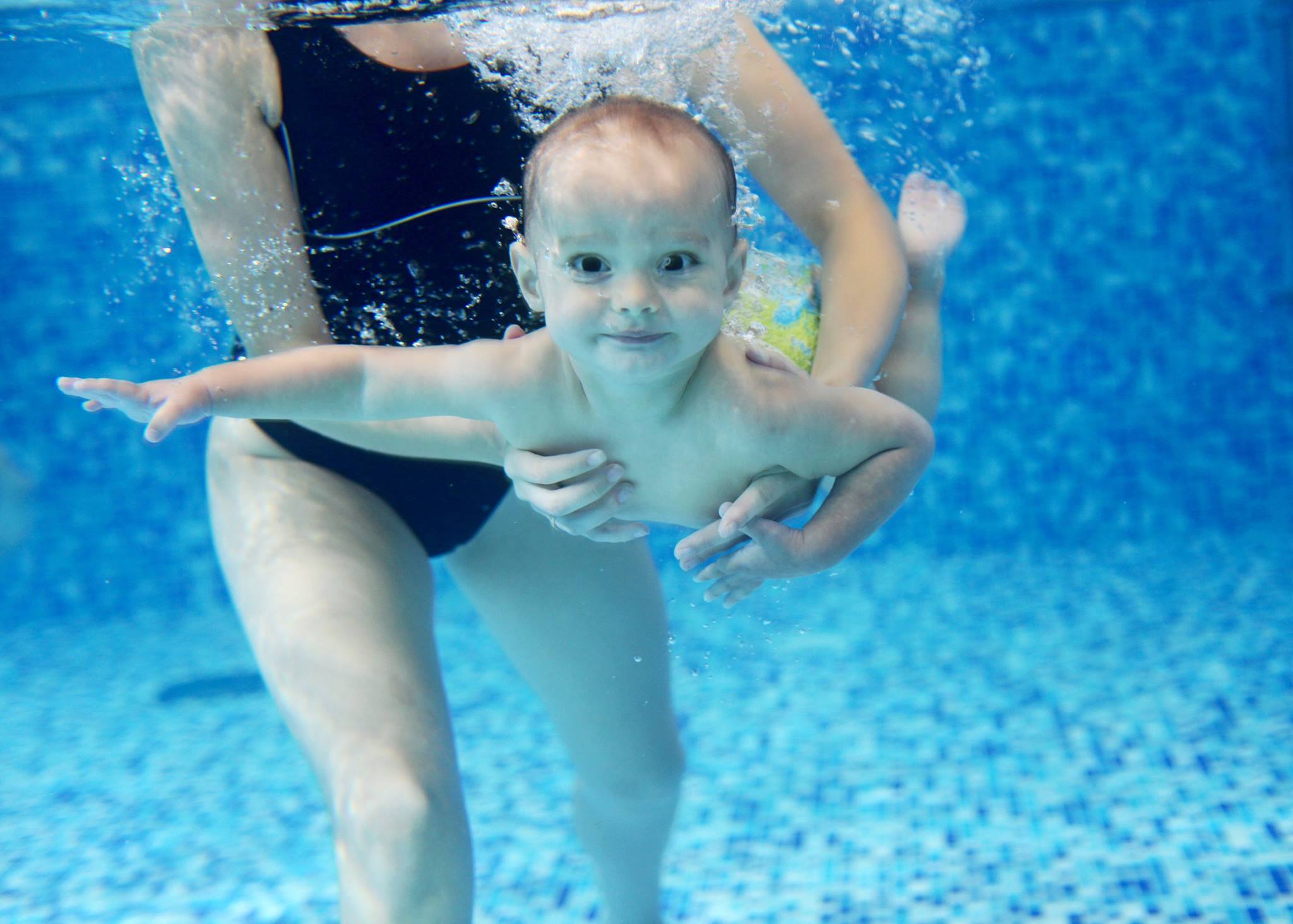 Hvornår må baby bade i svømmehal
