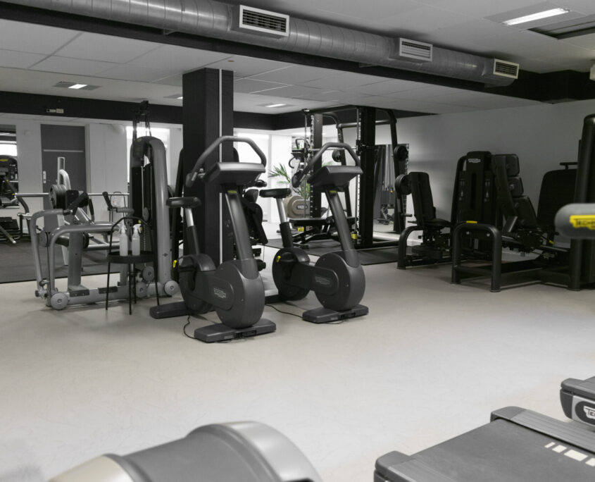 Fitnesslokale i Ishøj Svømmehal med diverse maskiner
