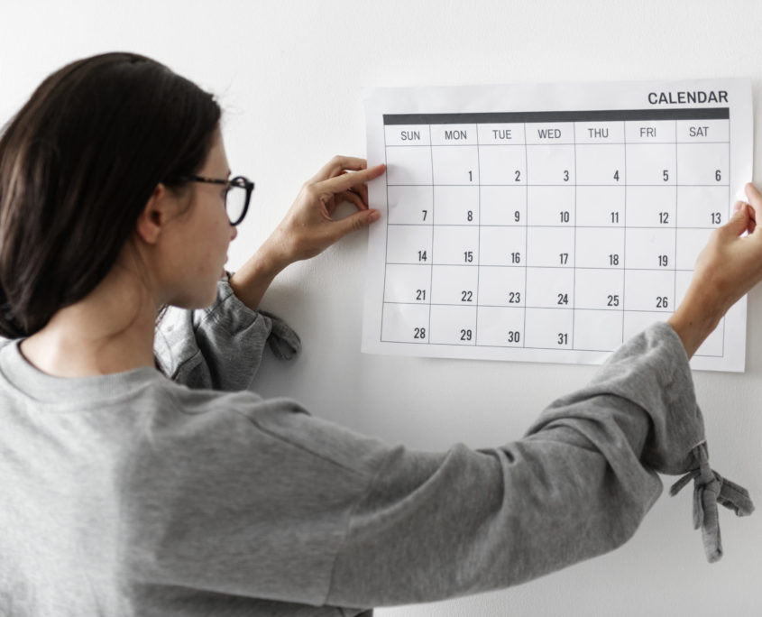 Pige holder en kalender
