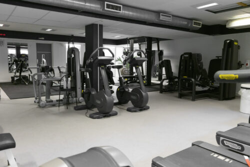 Fitnesslokale i Ishøj Svømmehal med diverse maskiner