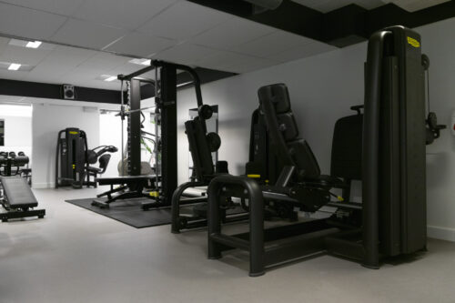 Diverse træningsmaskiner i Fitnesslokale i Ishøj Svømmehal