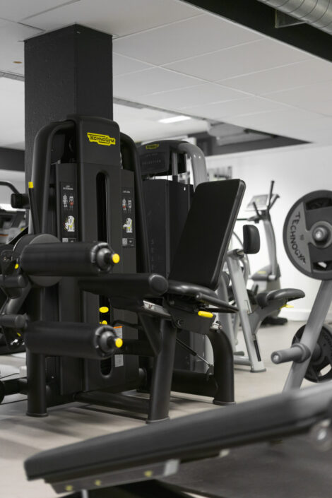 Leg extension maskine i Fitnesslokale i Ishøj Svømmehal