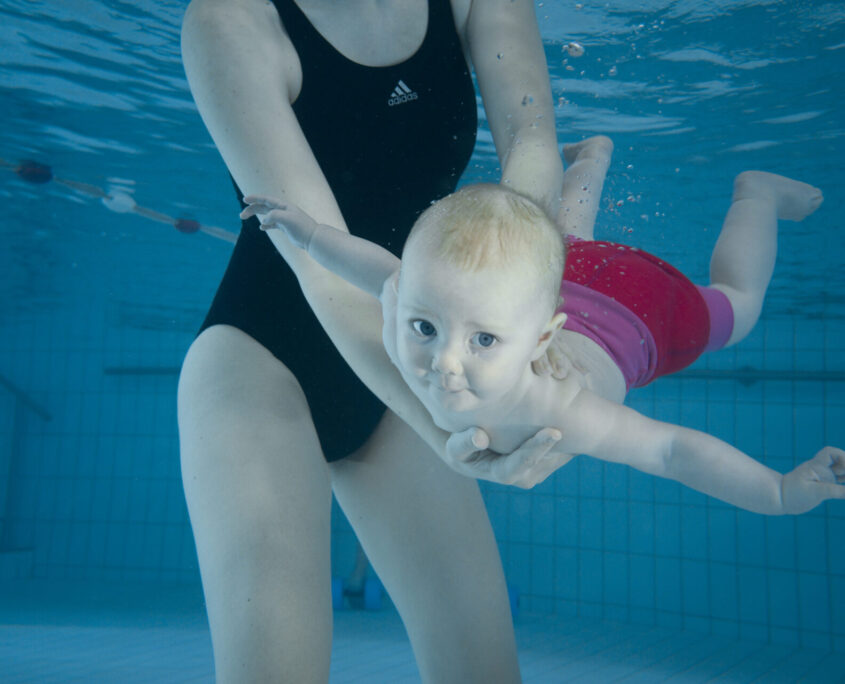 Babysvømning i terapibassin